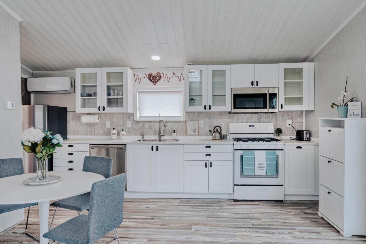 Modern & Cozy Stand-Alone Apartment - Perfect Stay Painted Post Экстерьер фото