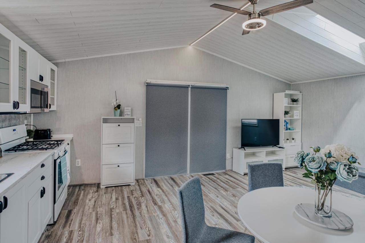 Modern & Cozy Stand-Alone Apartment - Perfect Stay Painted Post Экстерьер фото