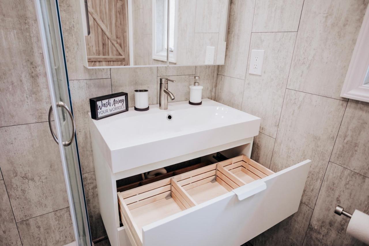 Modern & Cozy Stand-Alone Apartment - Perfect Stay Painted Post Экстерьер фото
